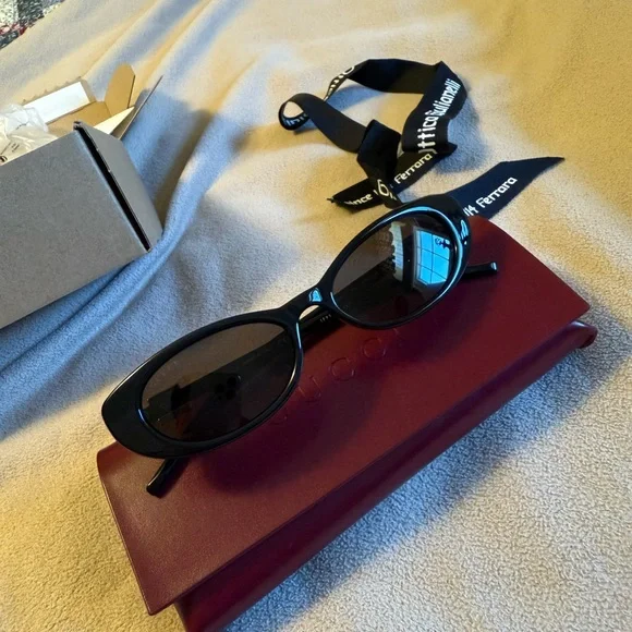 Gucci Black Sunglasses with Burgundy Case Gucci Black Sunglasses with Burgundy Case - ilac.rochib.com main image 2